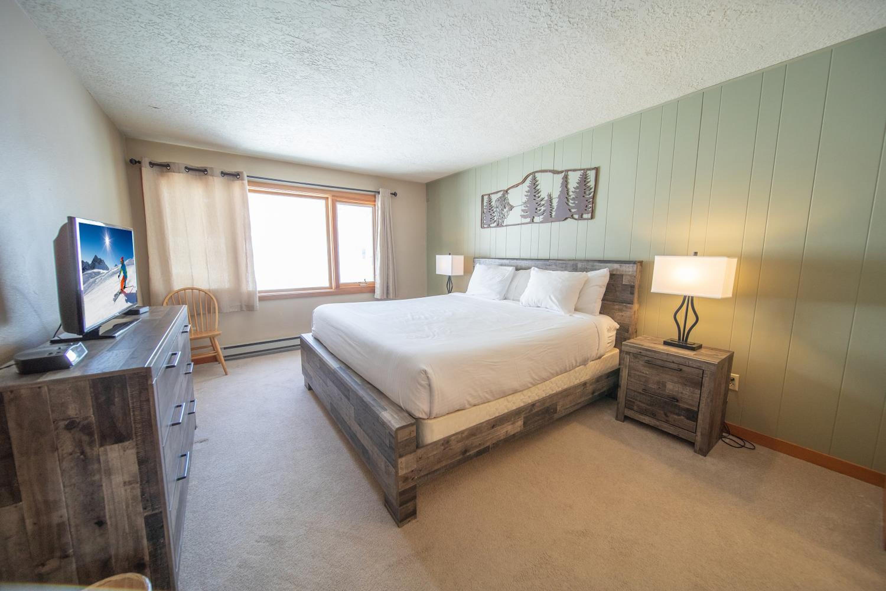 Lenawee 1738 by SummitCove Lodging