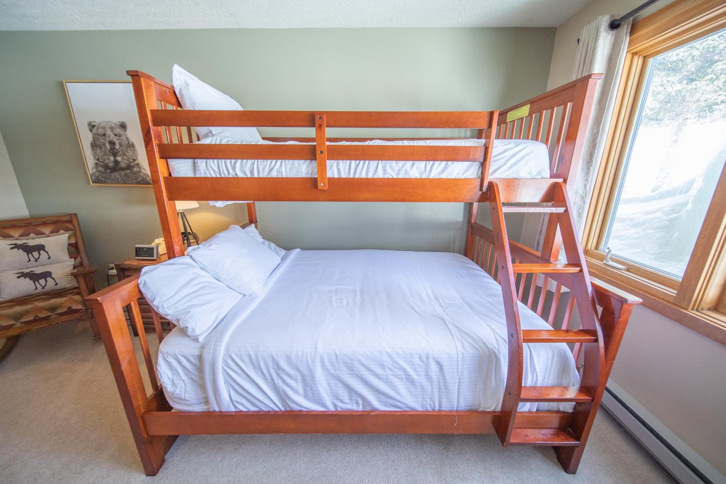 Lenawee 1738 by SummitCove Lodging