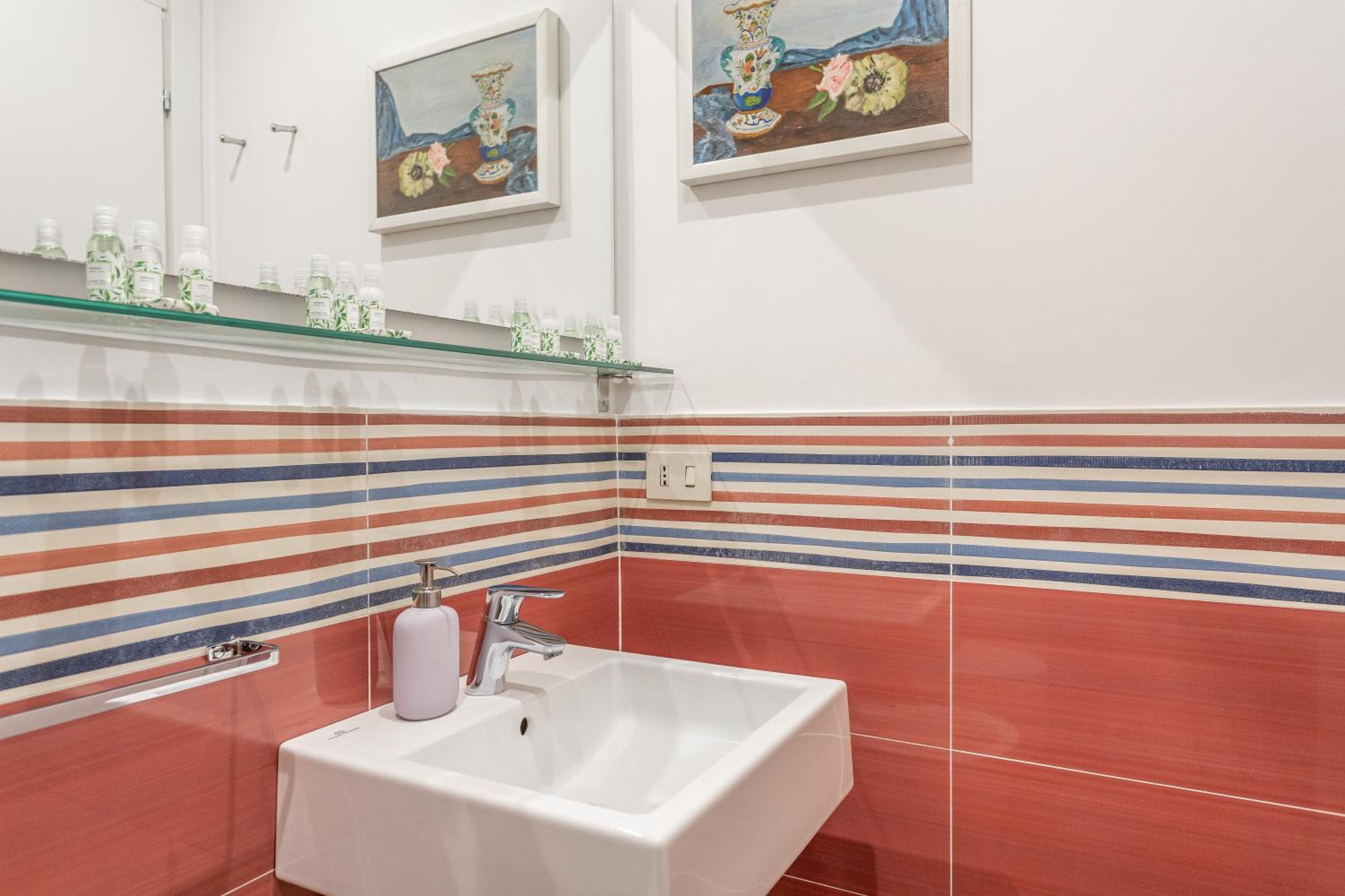 Elegantis Des Artistes Apartment