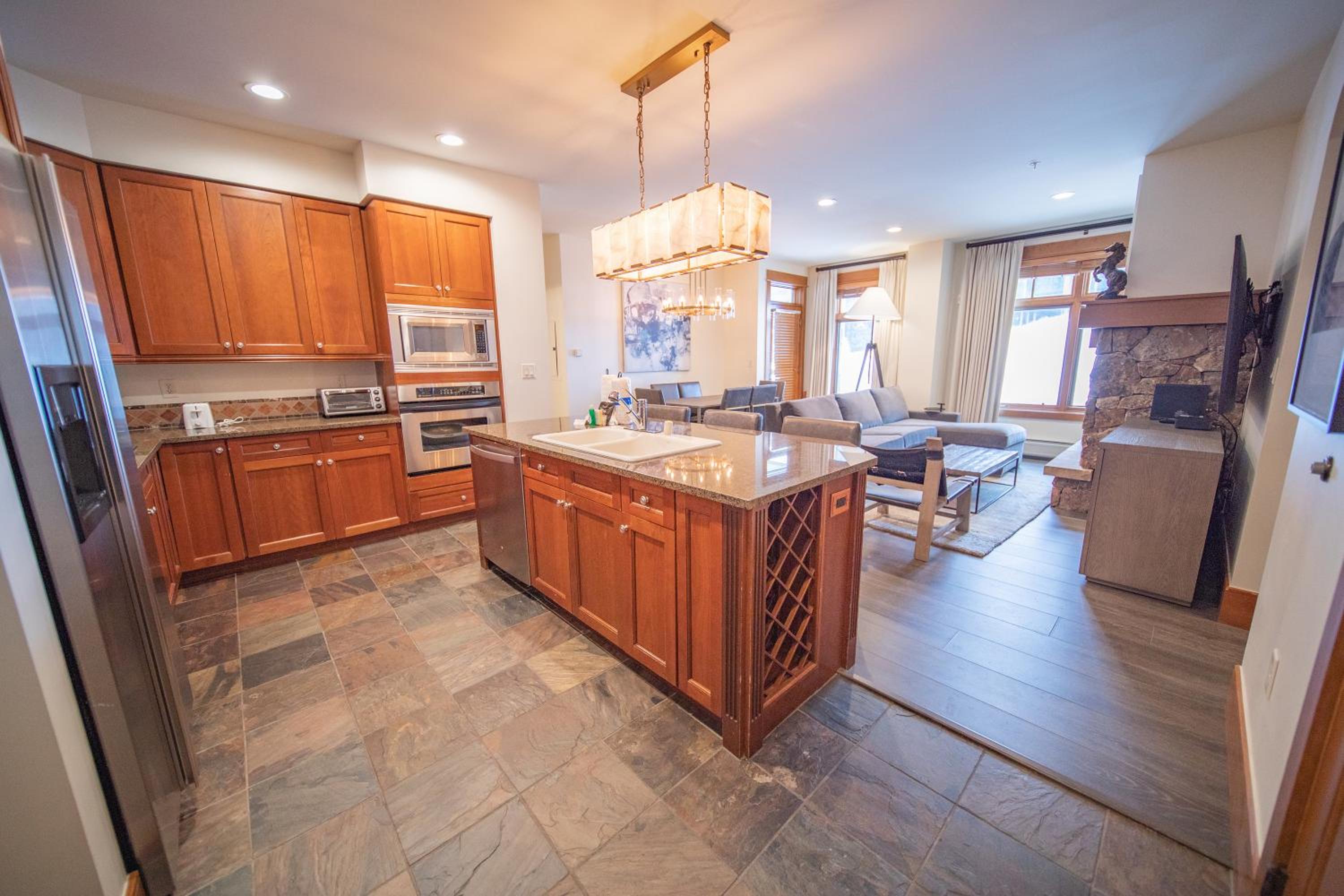 Lone Eagle 3000 by SummitCove Lodging