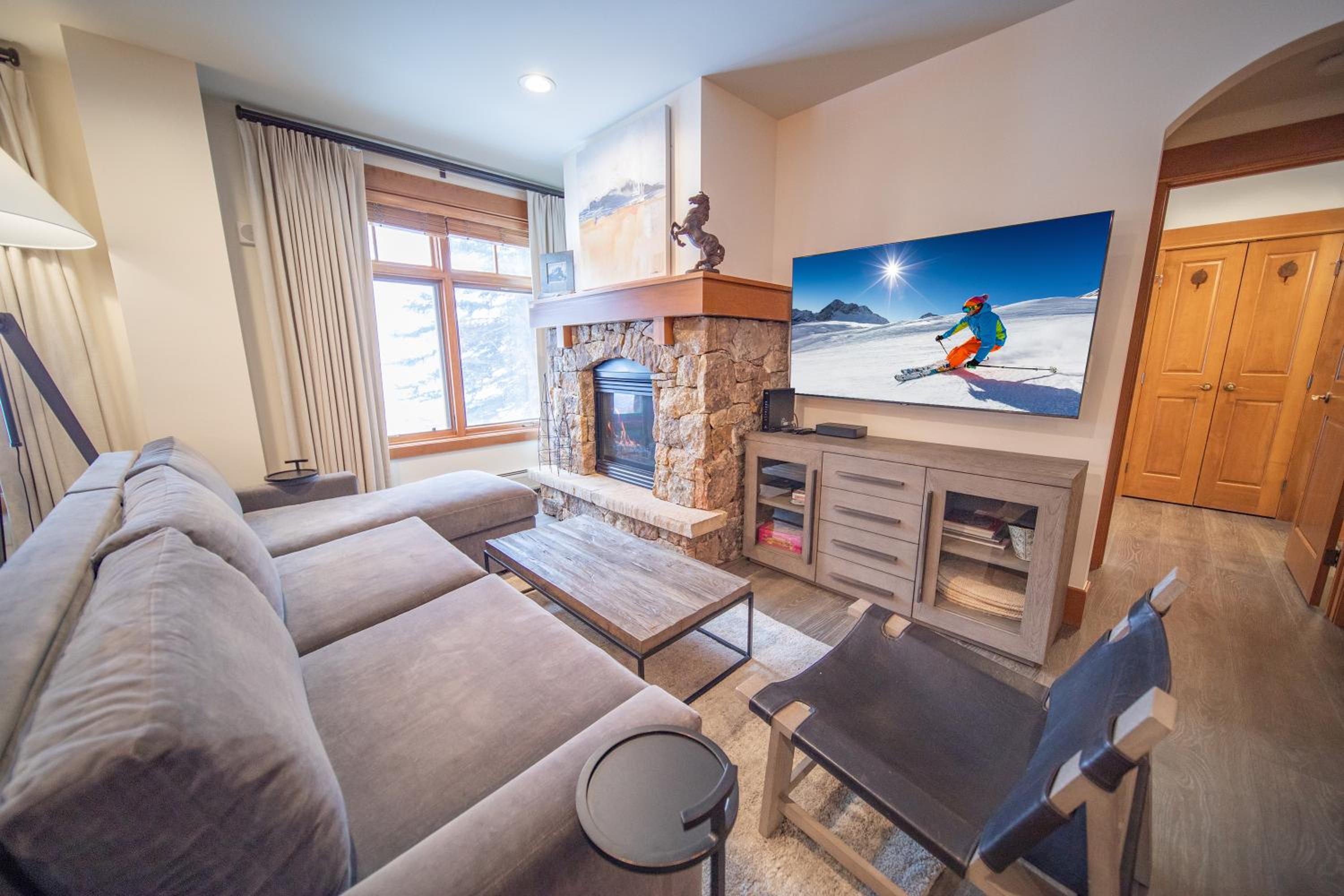 Lone Eagle 3000 by SummitCove Lodging