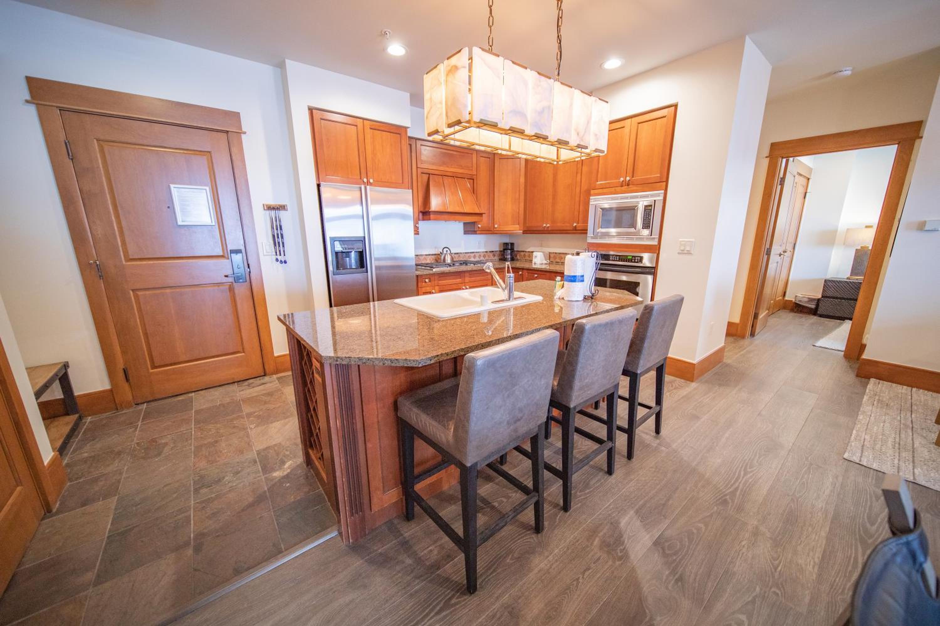 Lone Eagle 3000 by SummitCove Lodging