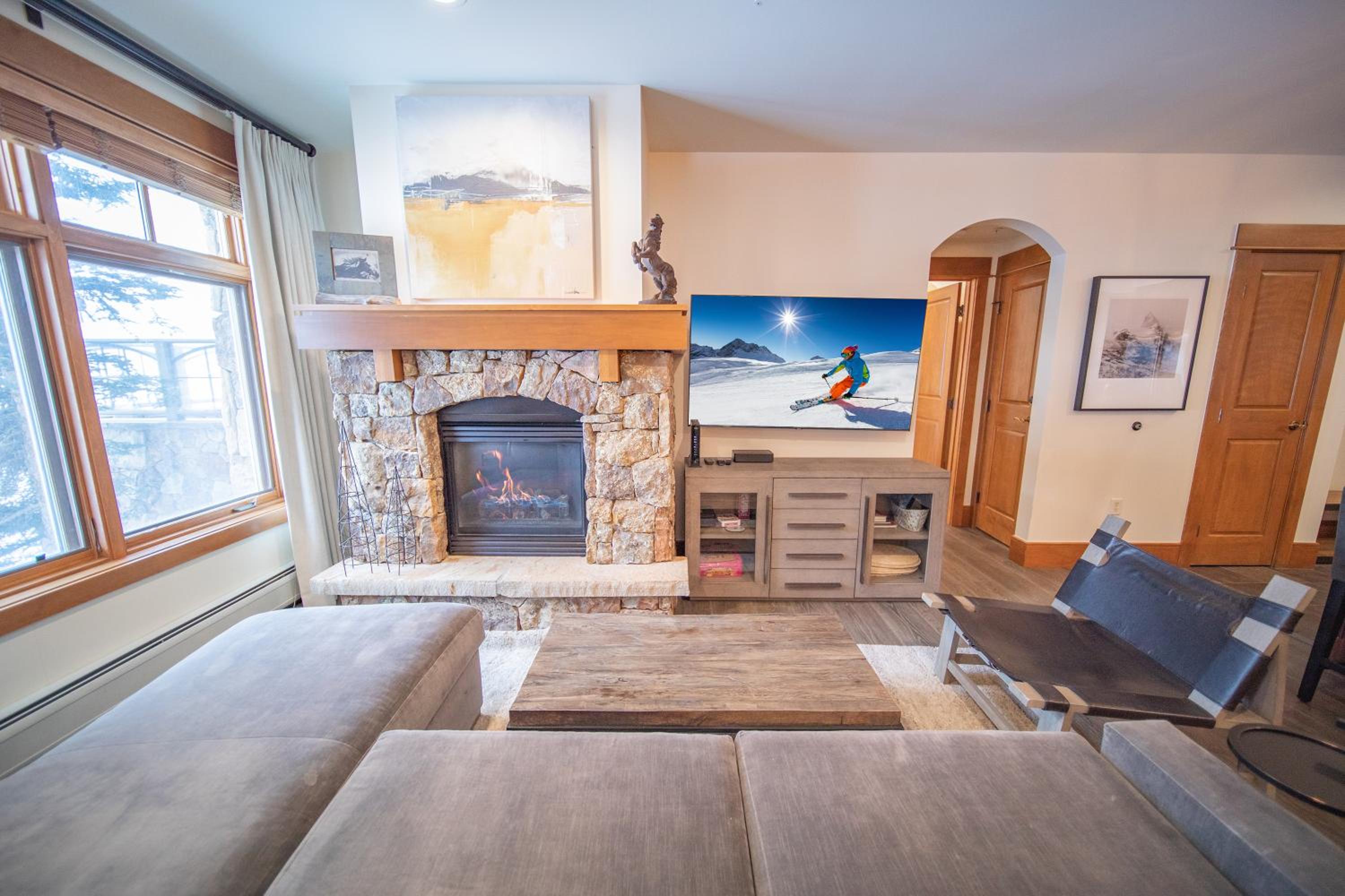 Lone Eagle 3000 by SummitCove Lodging