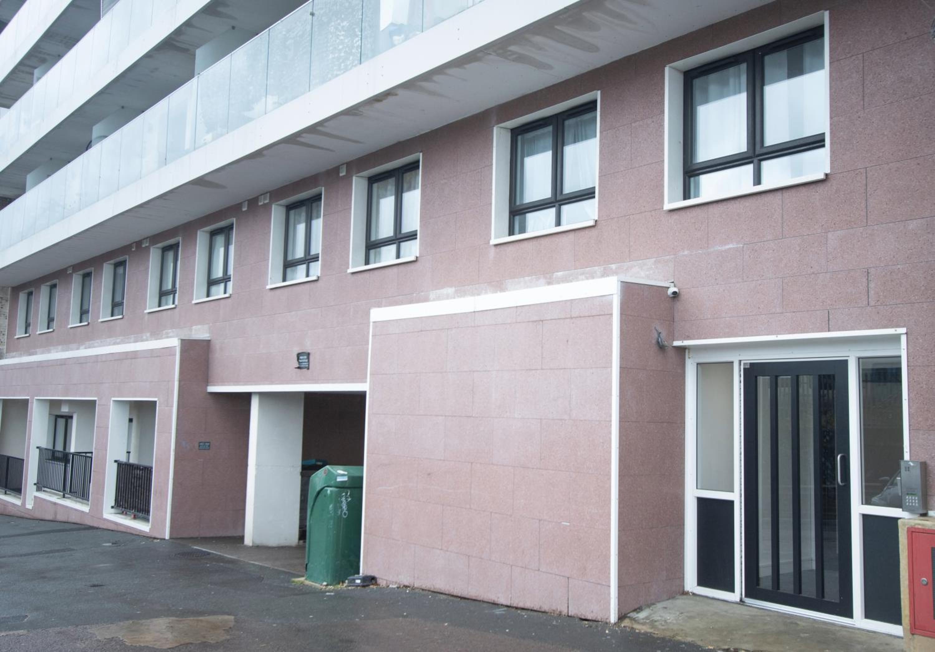 Midland Apartment I 1-min walk to town centre & station I 8-min drive to airport