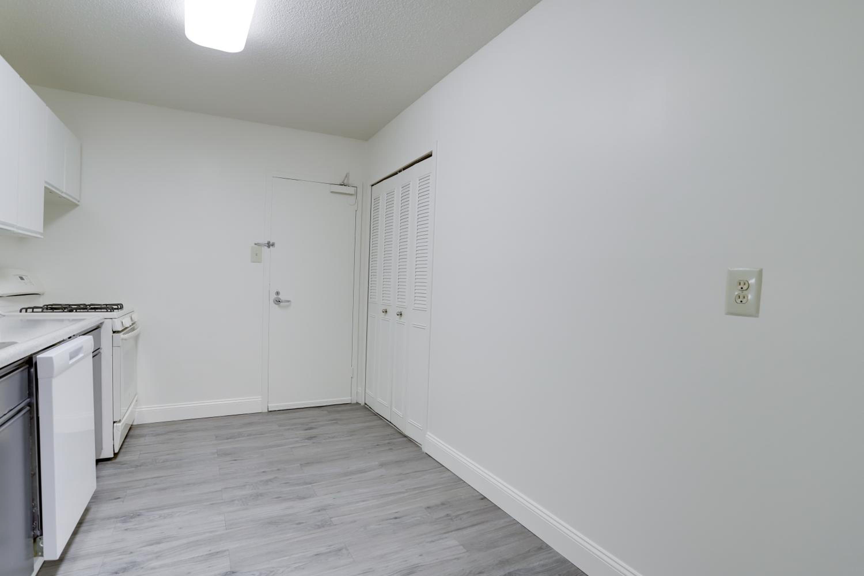 Amazing Apartment 1BR at Crystal CIty With Gym view 5