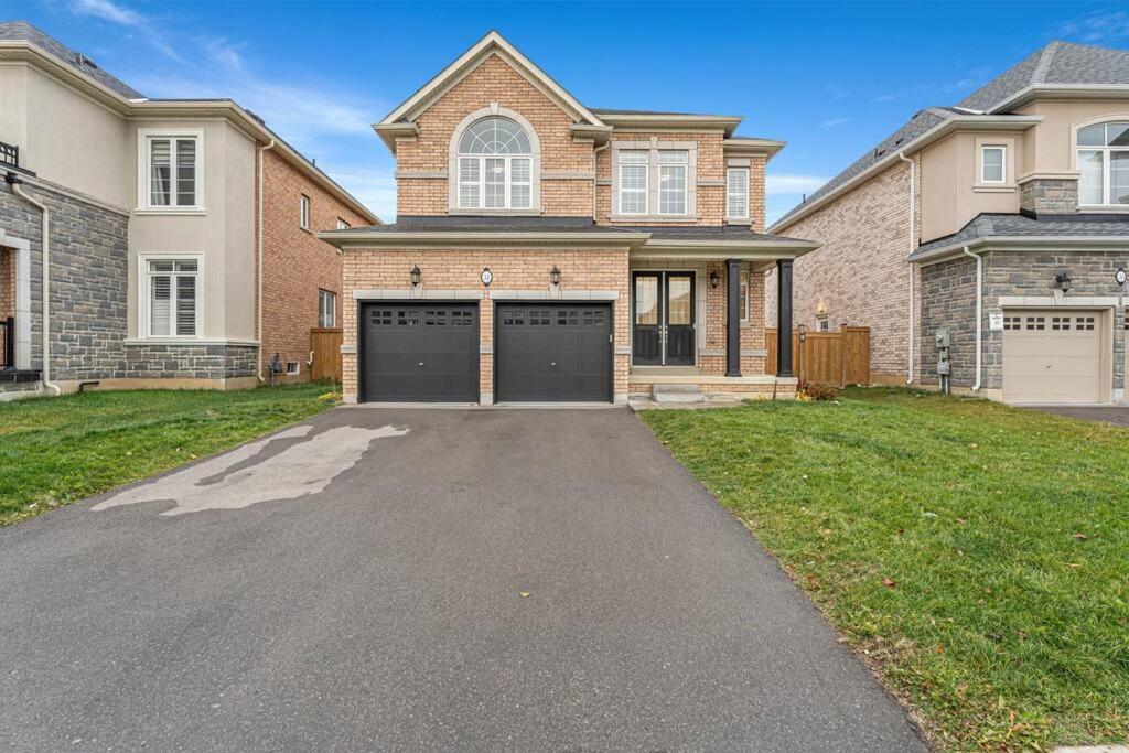 Luxurious 4 Bedroom Home In Hamilton, Sleeps 10