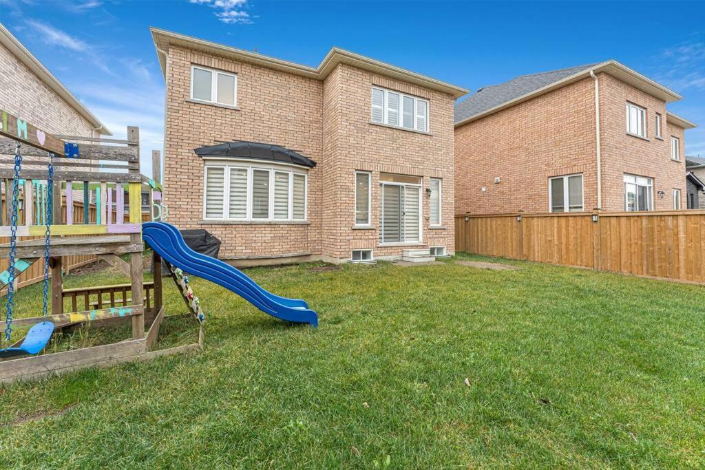 Luxurious 4 Bedroom Home In Hamilton, Sleeps 10