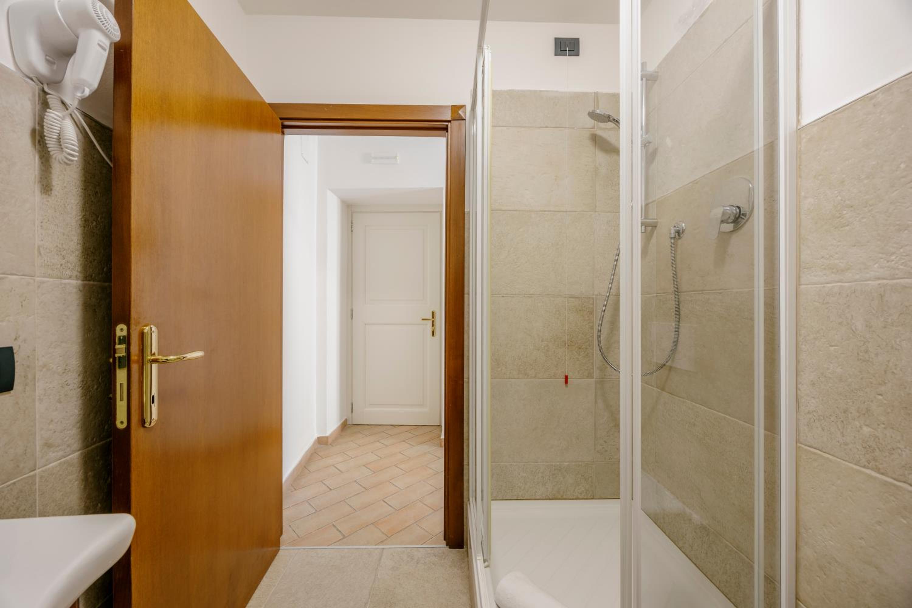 La Cattedrale Rooms en Assisi — bathroom