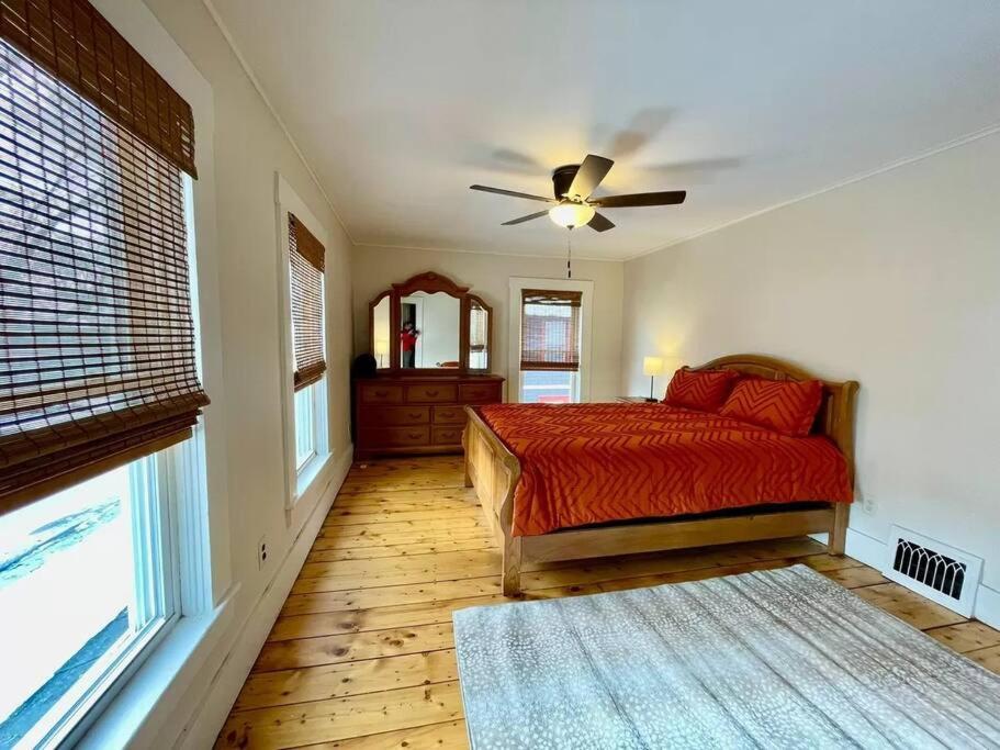 Rutland Vacations - The Family Spot - Huge Yard - Property Image 2