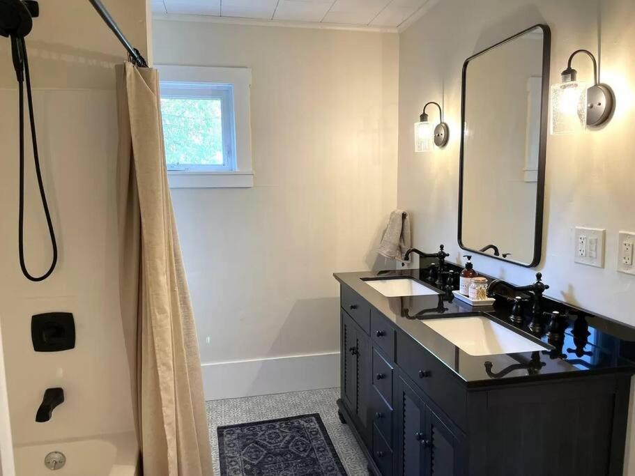 Rutland Vacations - The Family Spot - Huge Yard - Property Image 3