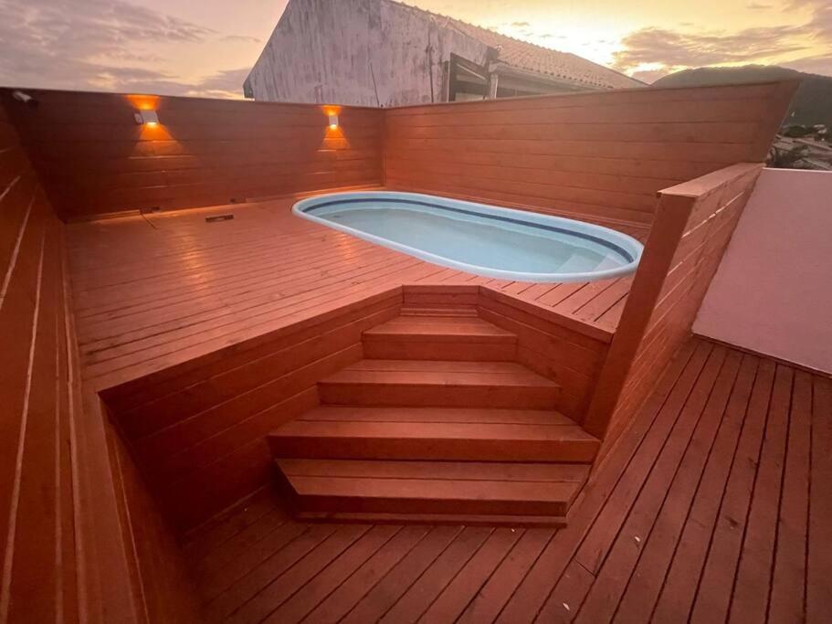 Casa no segundo andar com piscina