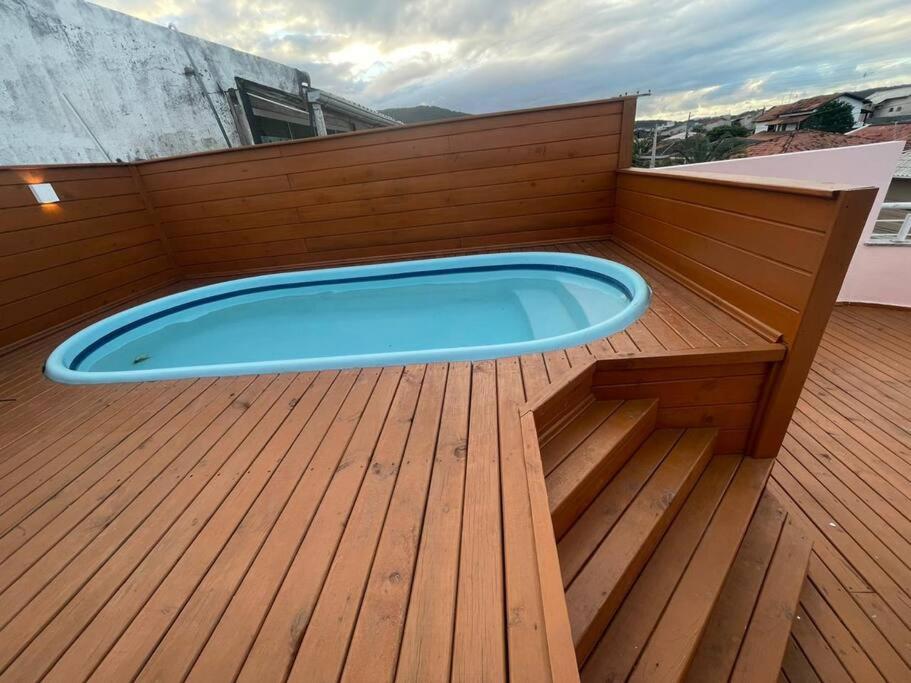Casa no segundo andar com piscina