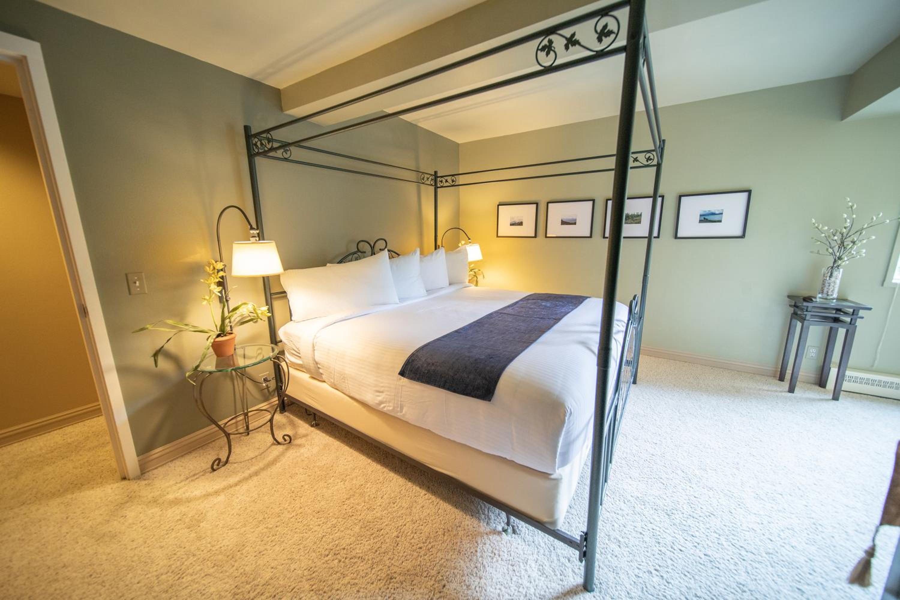 Saints John 2517 by SummitCove Lodging