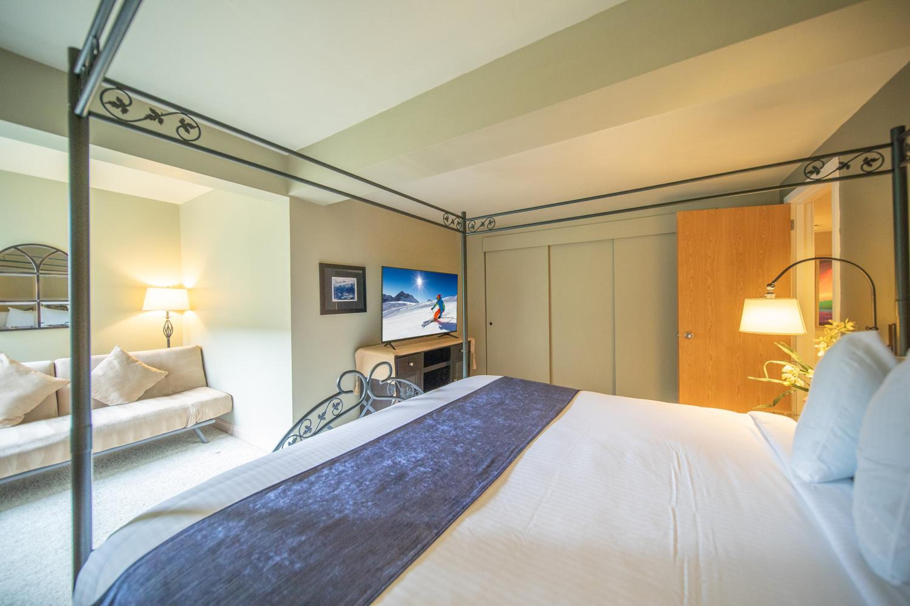 Saints John 2517 by SummitCove Lodging