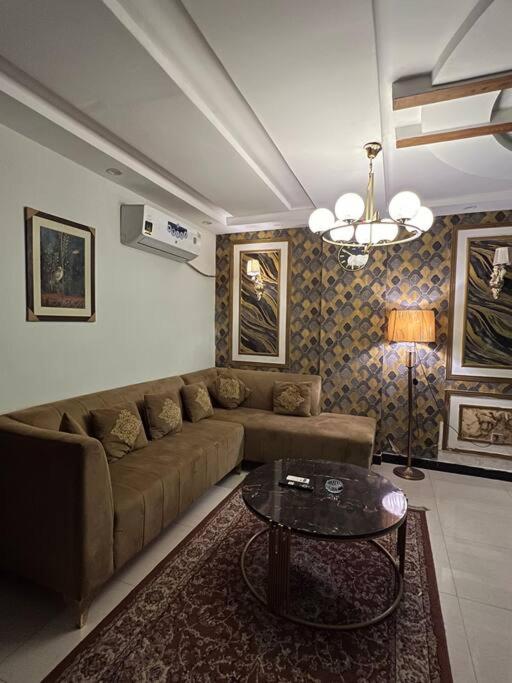 Luxury 1 Bed Apt Eiffel Bahria view 2