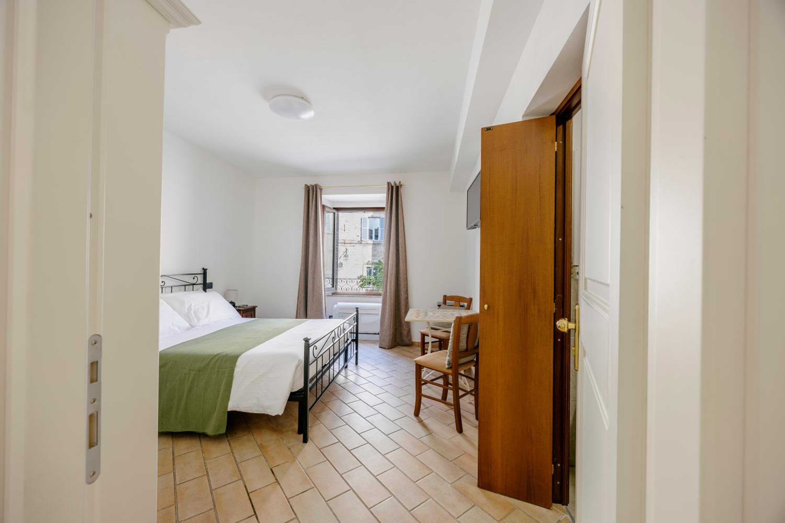 La Cattedrale Rooms en Assisi — hotel room
