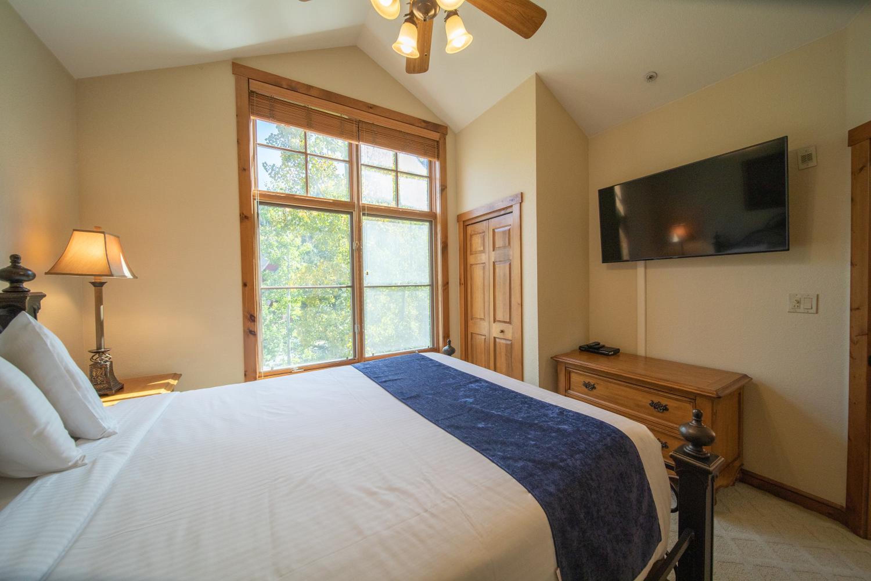 Seasons 1851 by SummitCove Lodging