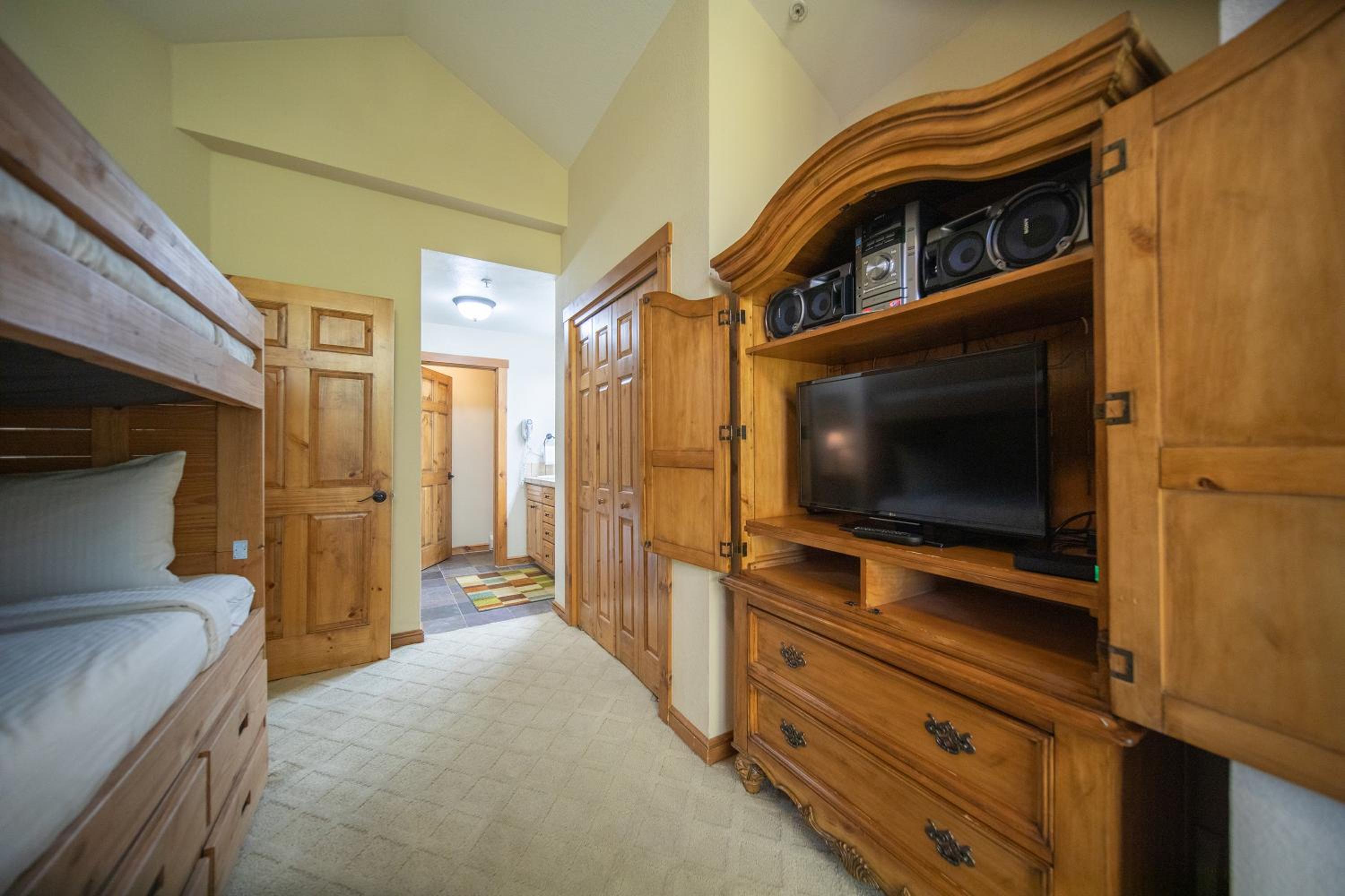 Seasons 1851 by SummitCove Lodging