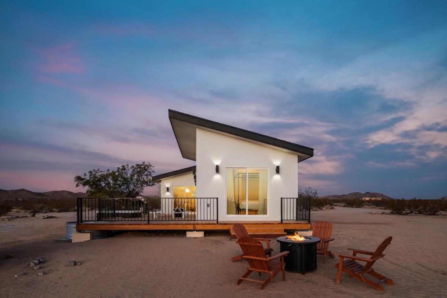 Hotel Shangrila: Deck W/ Hot Tub And Cowboy Pool