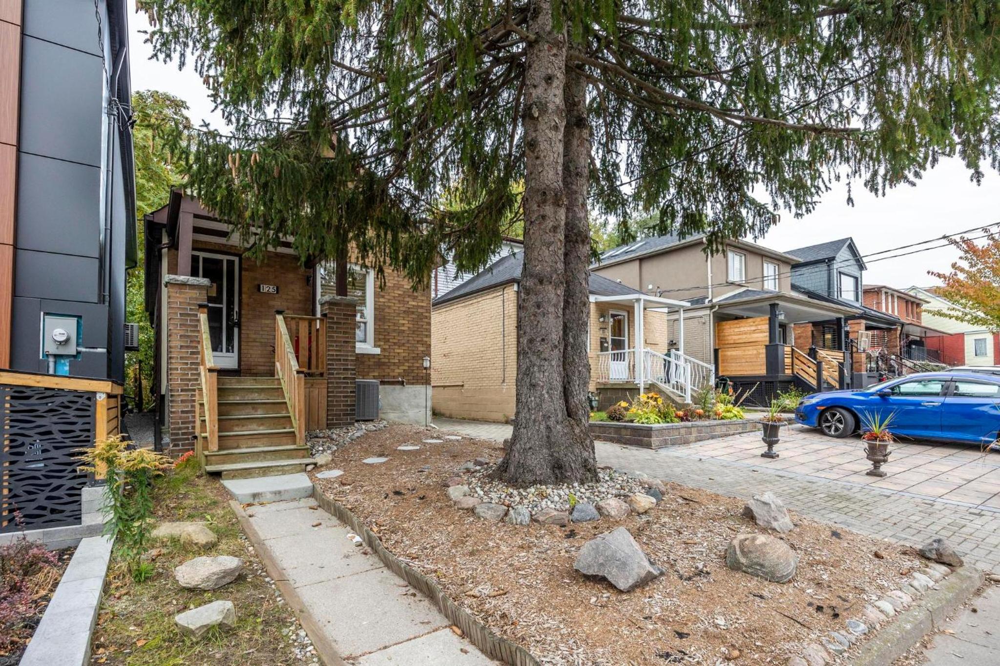Private House with parking & steps to subway