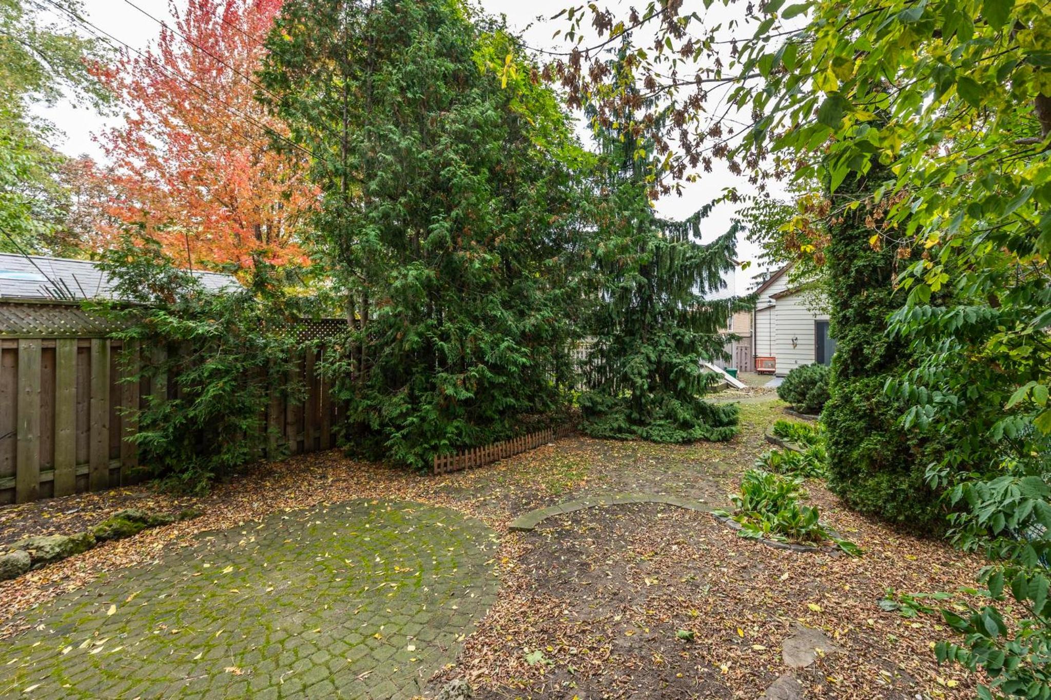 Private House with parking & steps to subway