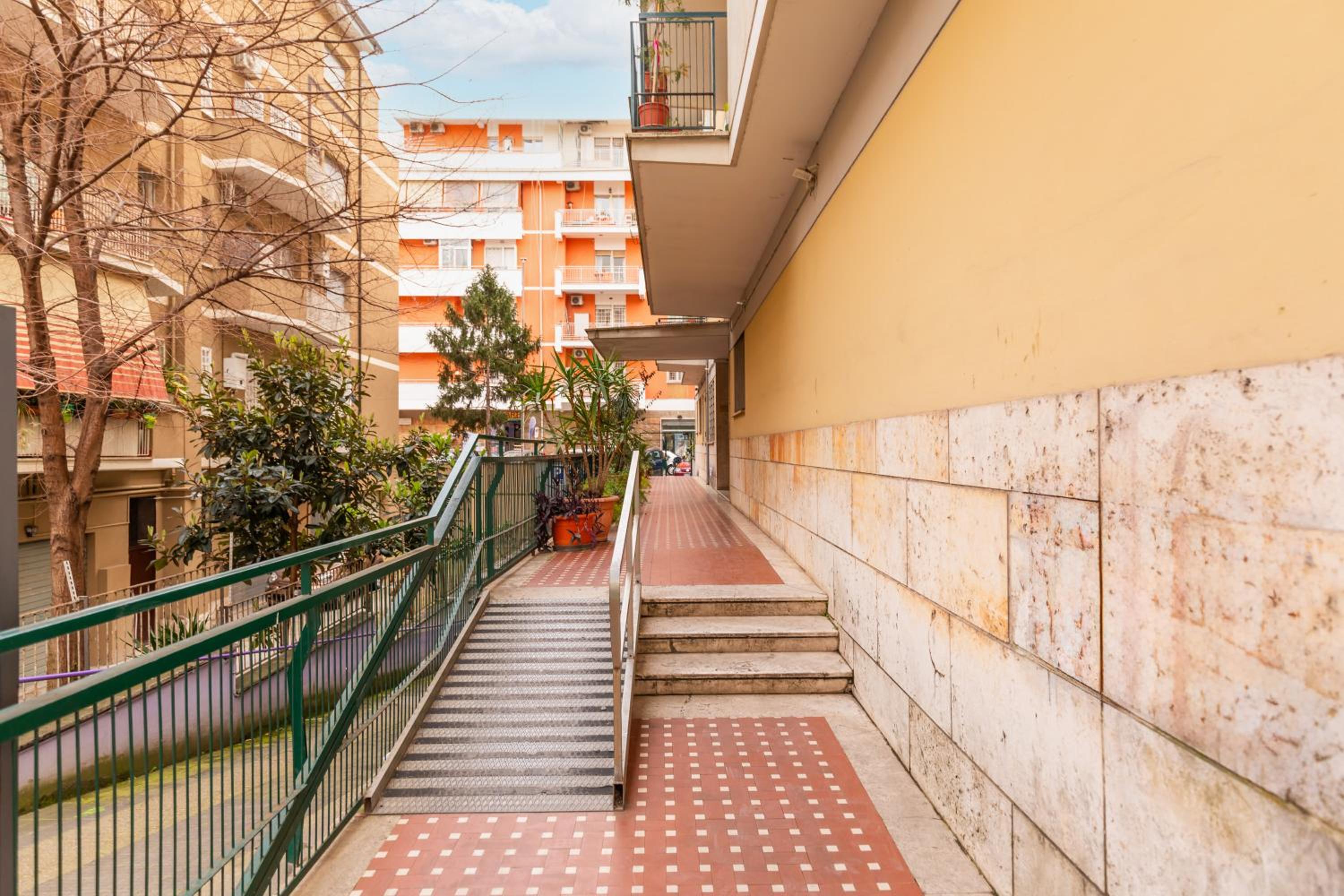 Moderno Appartamento a Roma - 2 Camere, Balcone e Vicino alla Metro