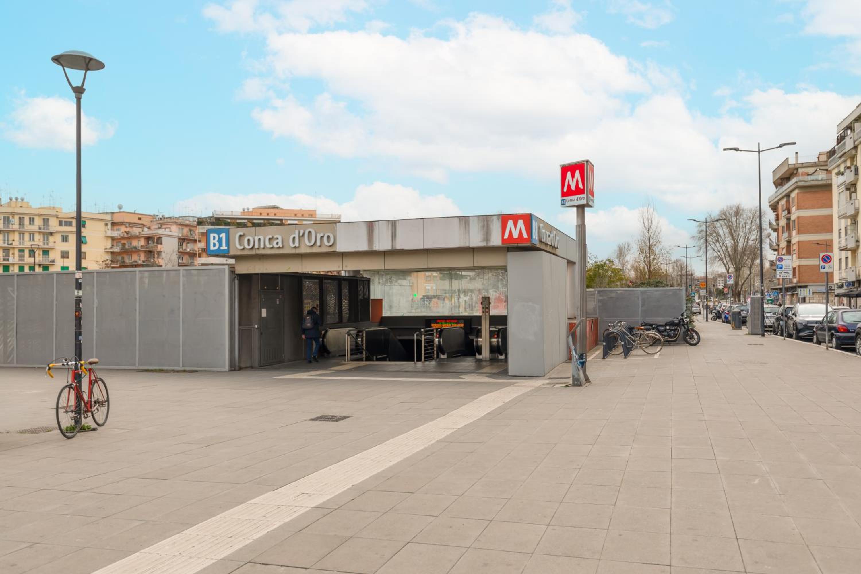 Moderno Appartamento a Roma - 2 Camere, Balcone e Vicino alla Metro
