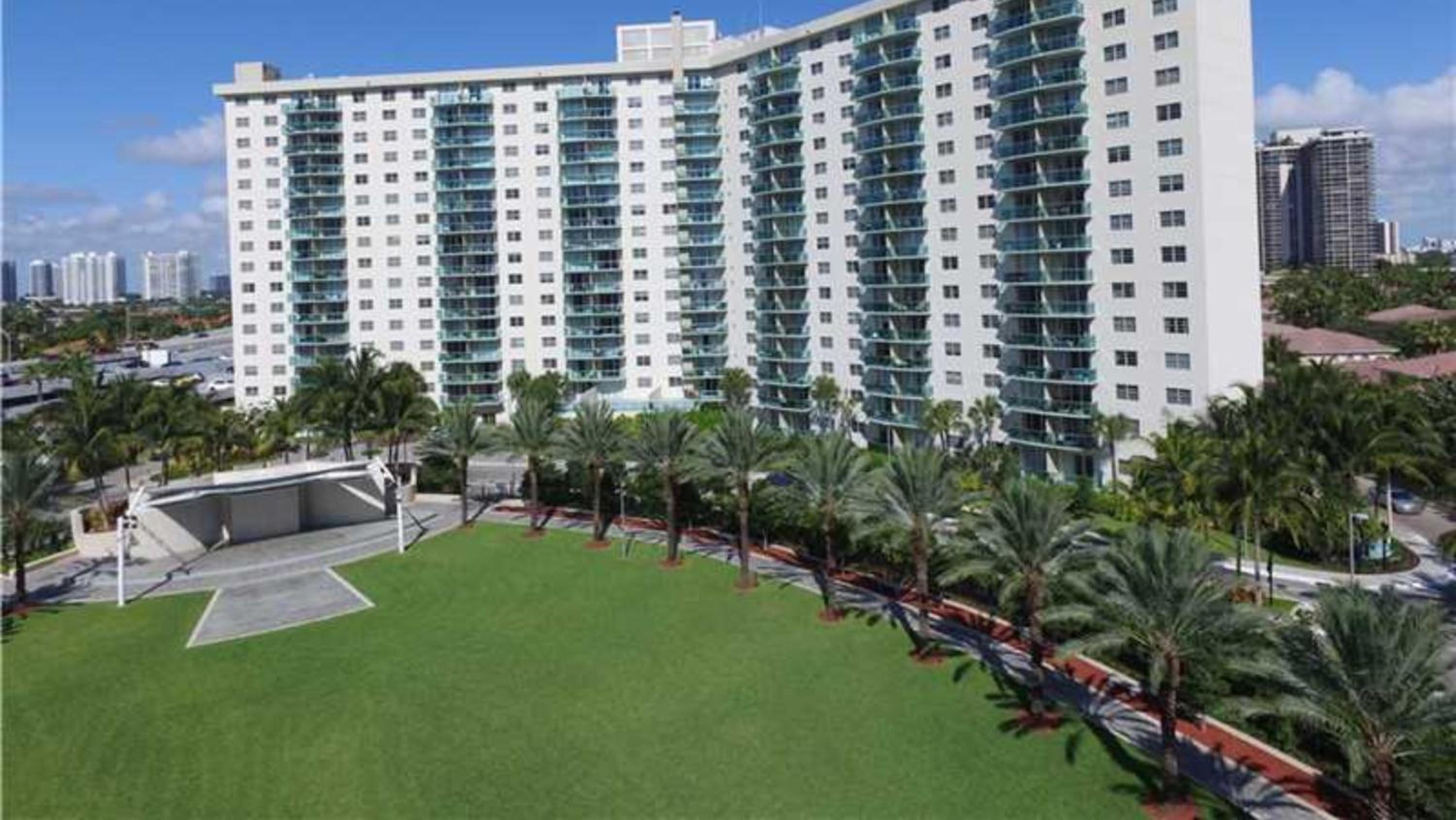 Absolute Beach Bliss, Chic & Expansive Retreat view 5