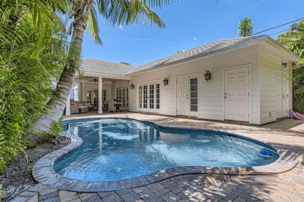 Palm Beach Oasis - Indulge in Garden Tranquility with Alfresco Dining