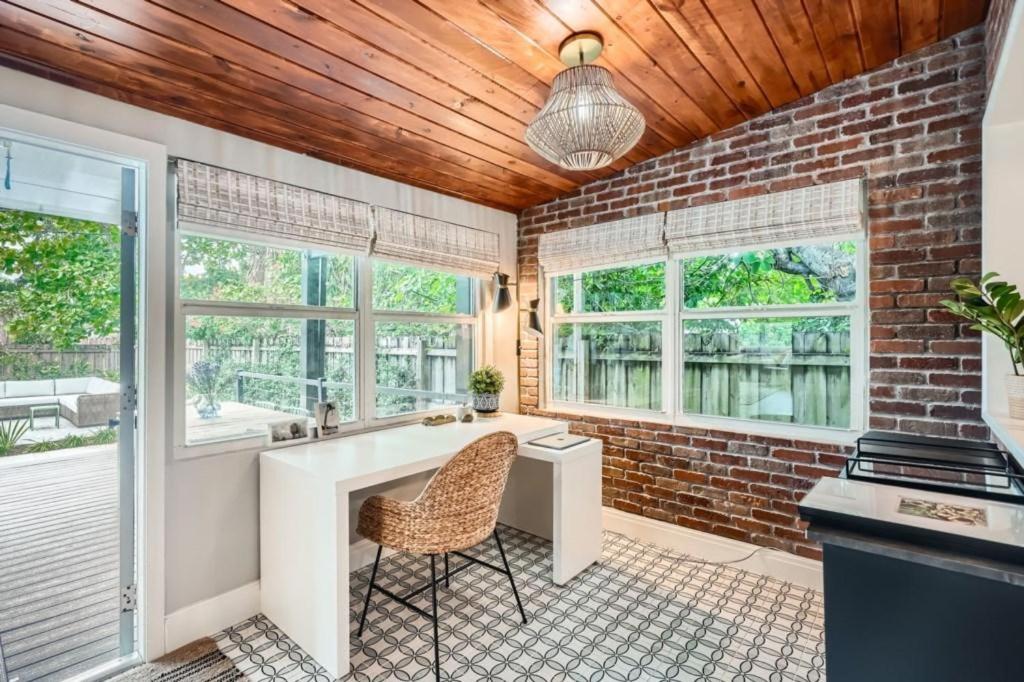 Northwood Haven - Light-Filled Bungalow Close to Rybovich Marina