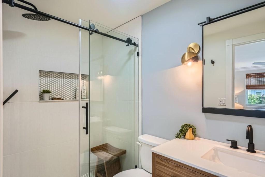 Northwood Haven - Light-Filled Bungalow Close to Rybovich Marina