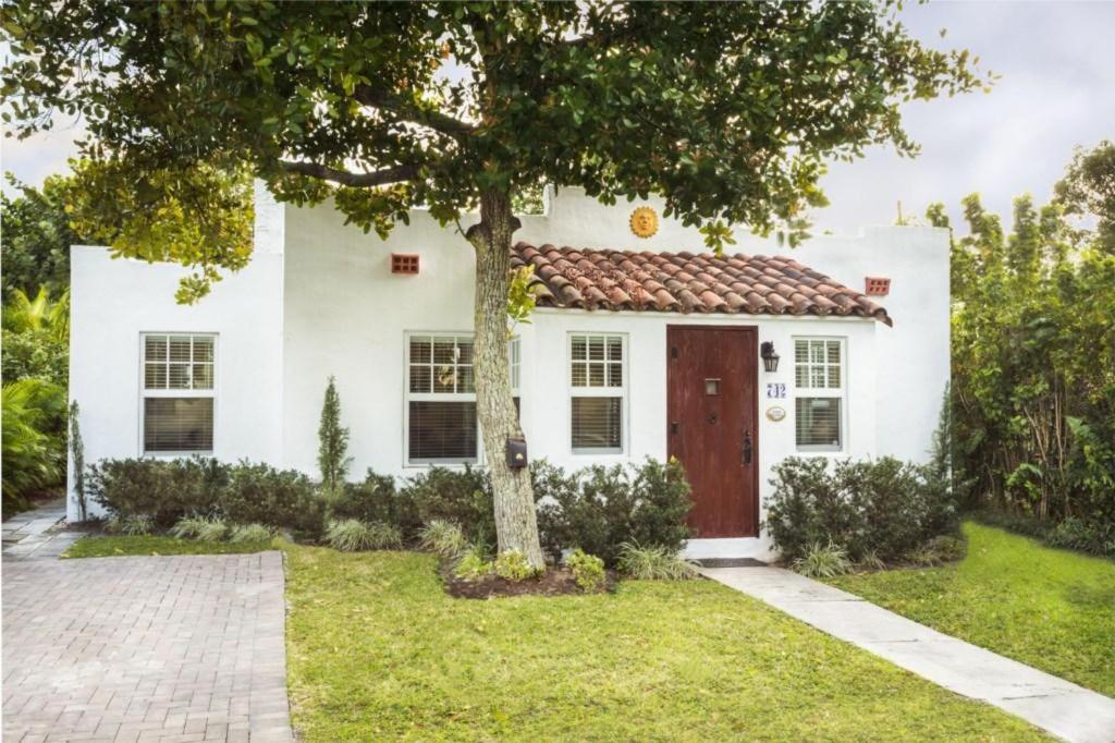 Casa Blanca - Chic Spanish-Style Cottage with Private Courtyard