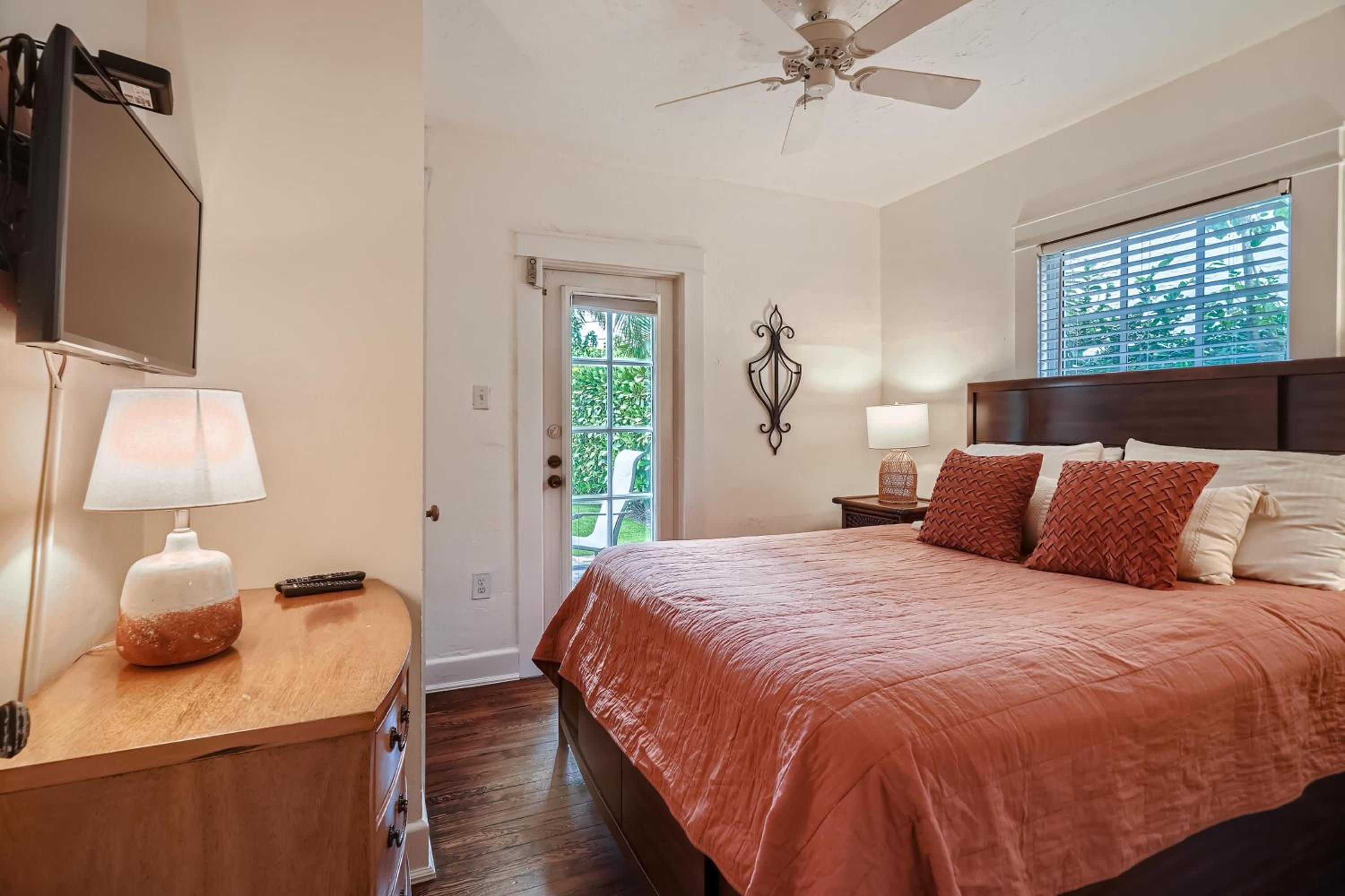 Casa Blanca - Chic Spanish-Style Cottage with Private Courtyard
