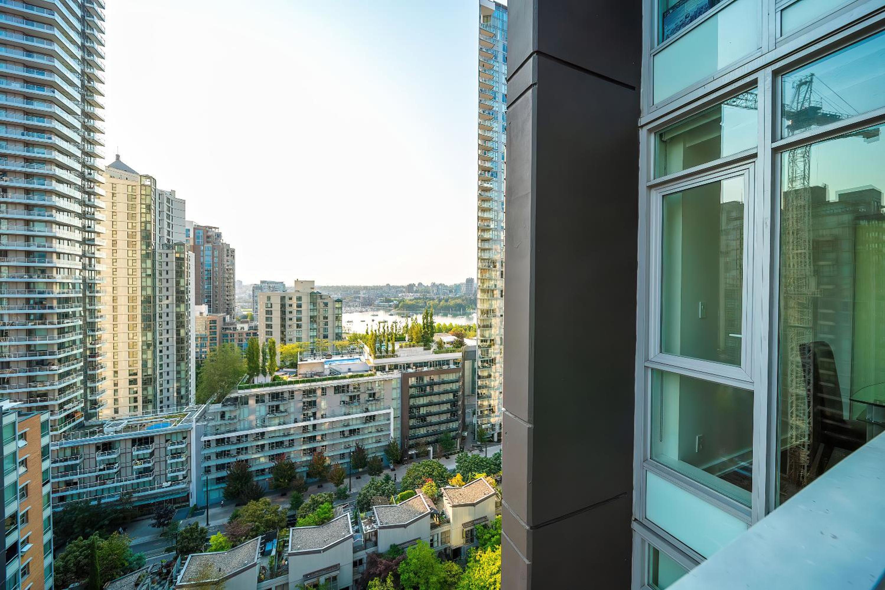 Stylish Yaletown Retreat for 4 nearby restaurants and shops