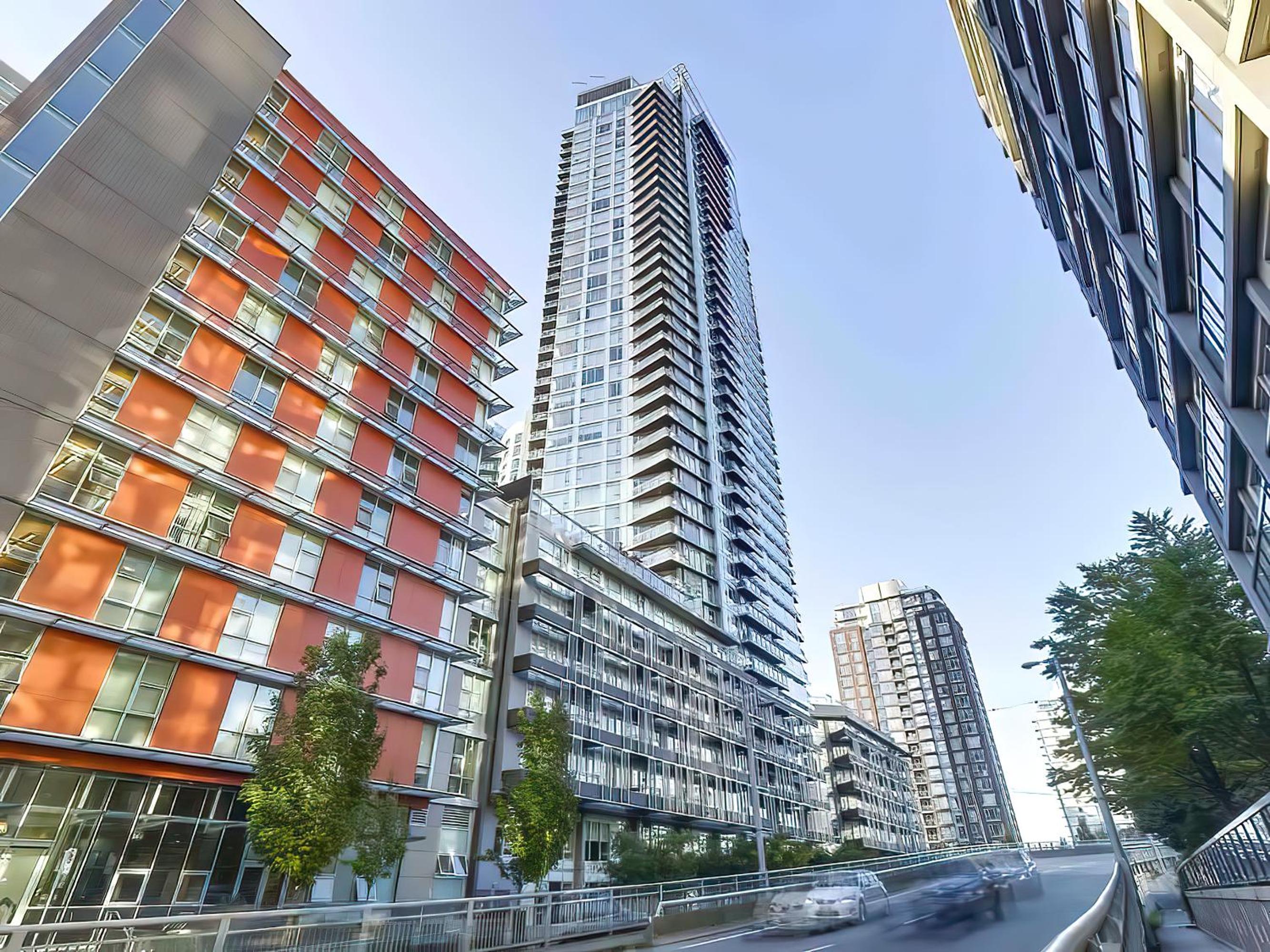 Stylish Yaletown Retreat for 4 nearby restaurants and shops