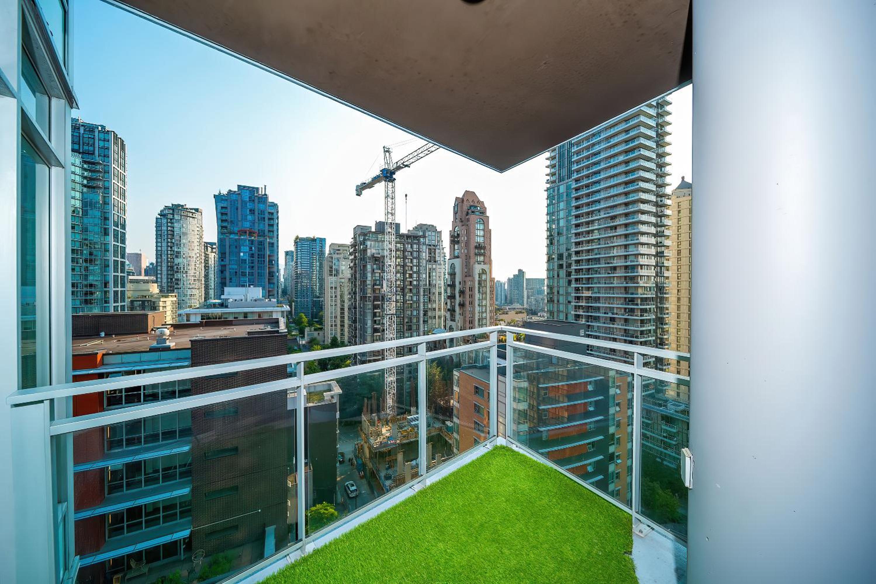 Stylish Yaletown Retreat for 4 nearby restaurants and shops