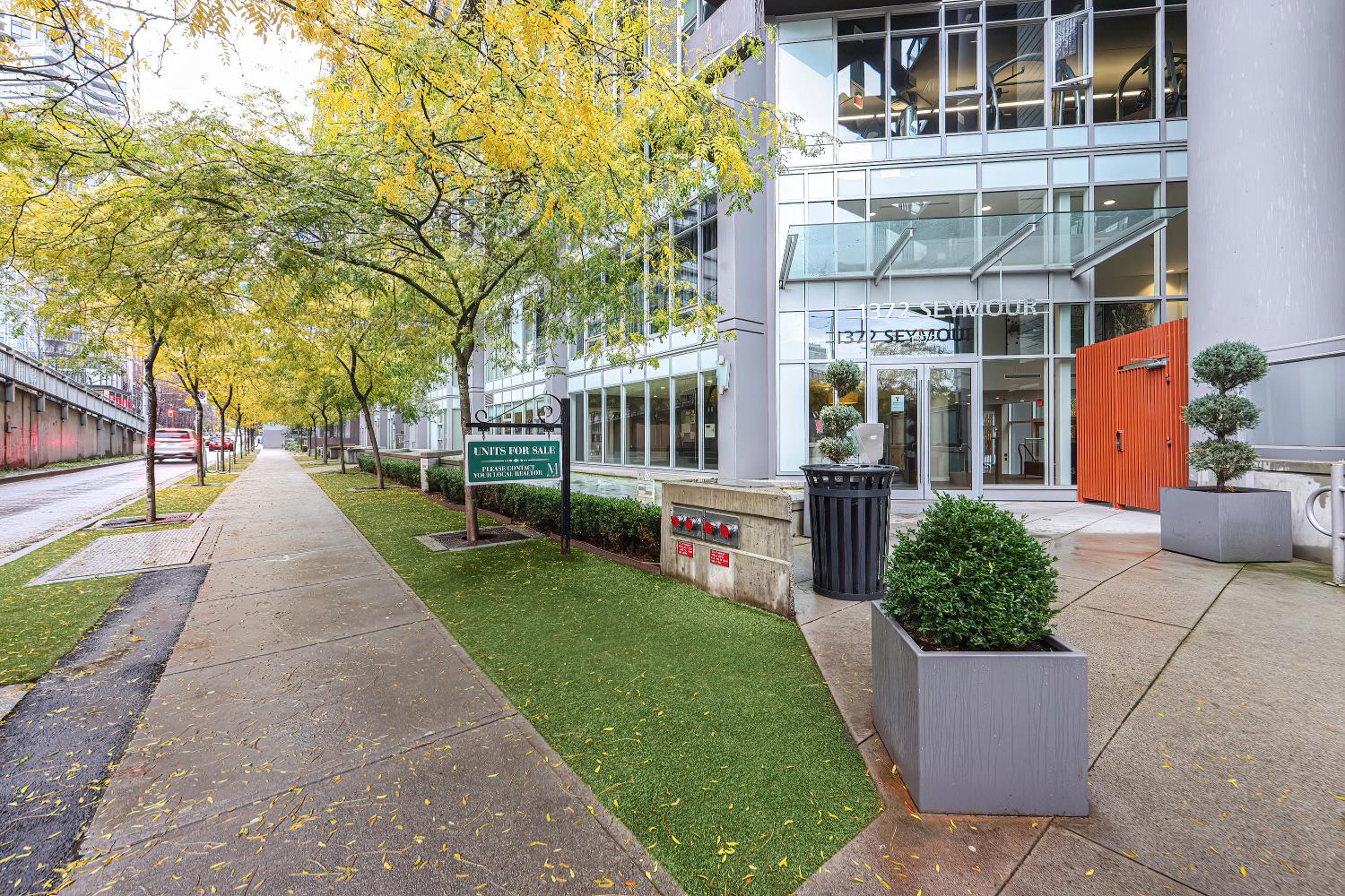 Stylish Yaletown Retreat for 4 nearby restaurants and shops