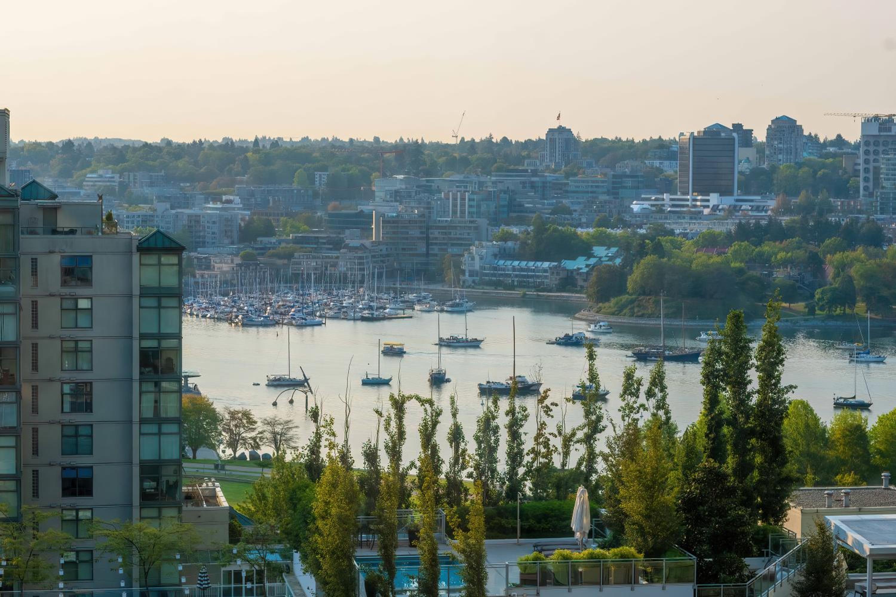 Stylish Yaletown Retreat for 4 nearby restaurants and shops