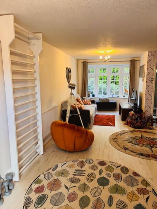Charming 3 bedroom house in Weybridge view 5