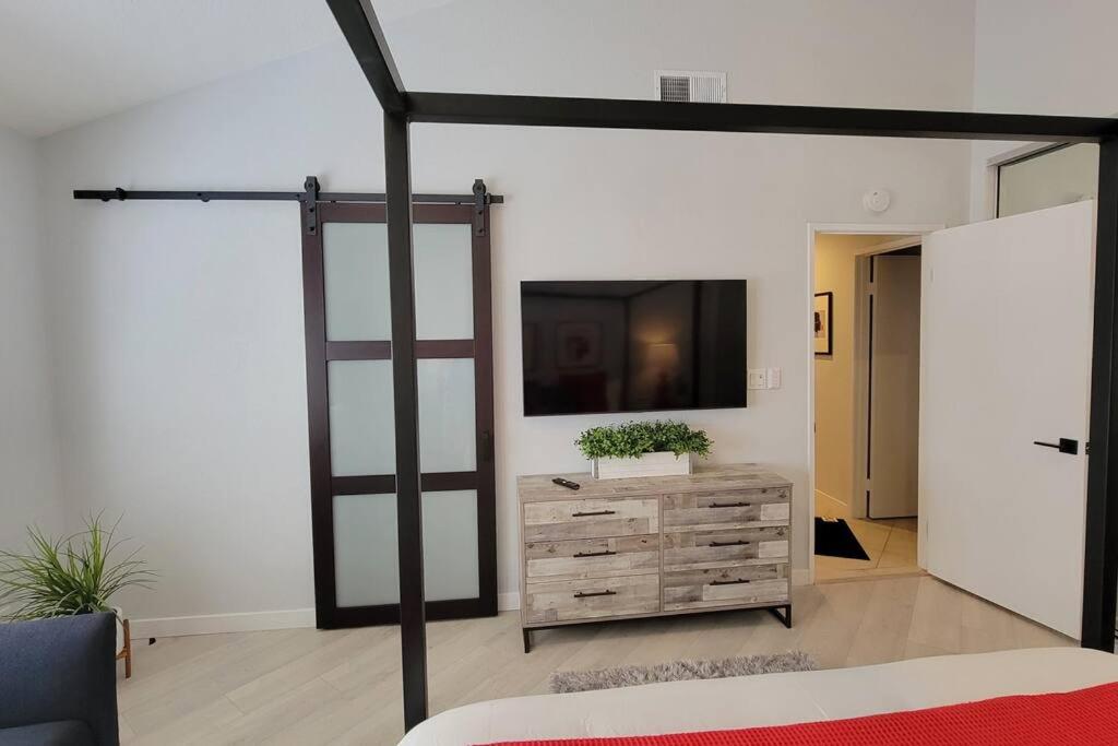 Stunning 3BD 3BA 36 pools and hot tubs patio with BBQ view 5