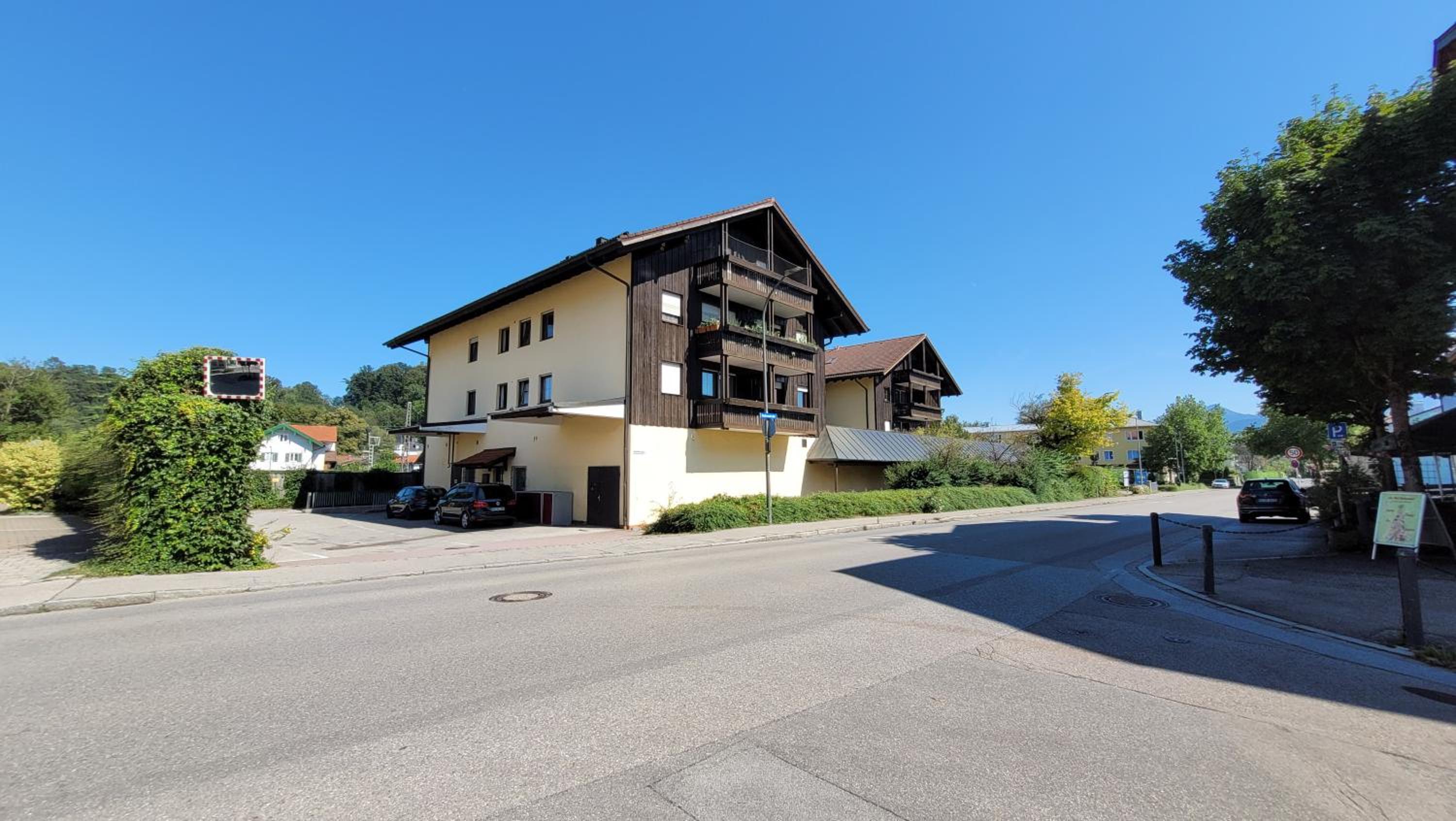 MADISON Homes Apartment 50 qm in Prien mit Balkon, Bergblick, Parkplatz, zentral gelegen
