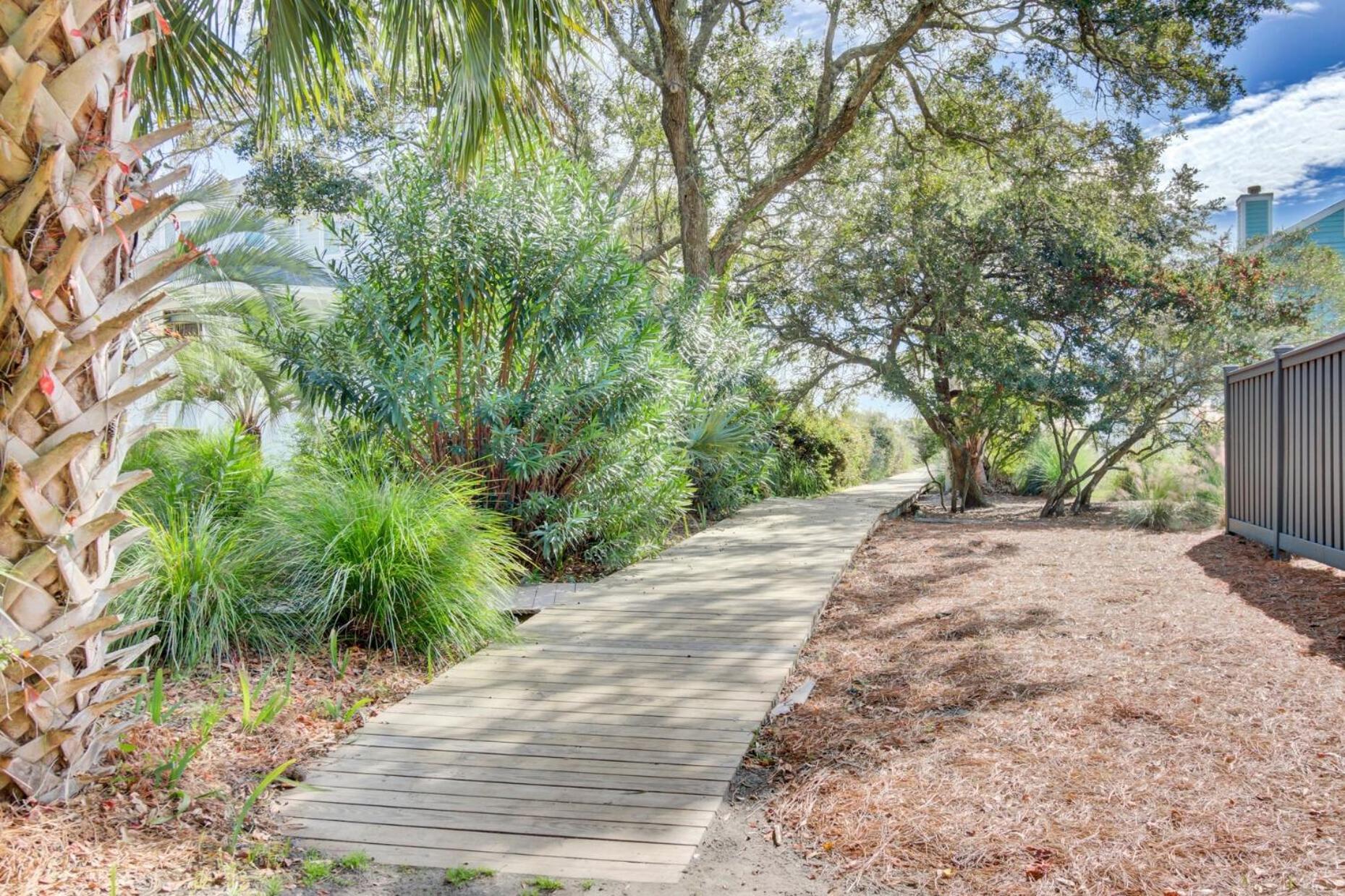 10 Sandcrab Court by AvantStay Beautiful Home w Deck Walk to the Beach
