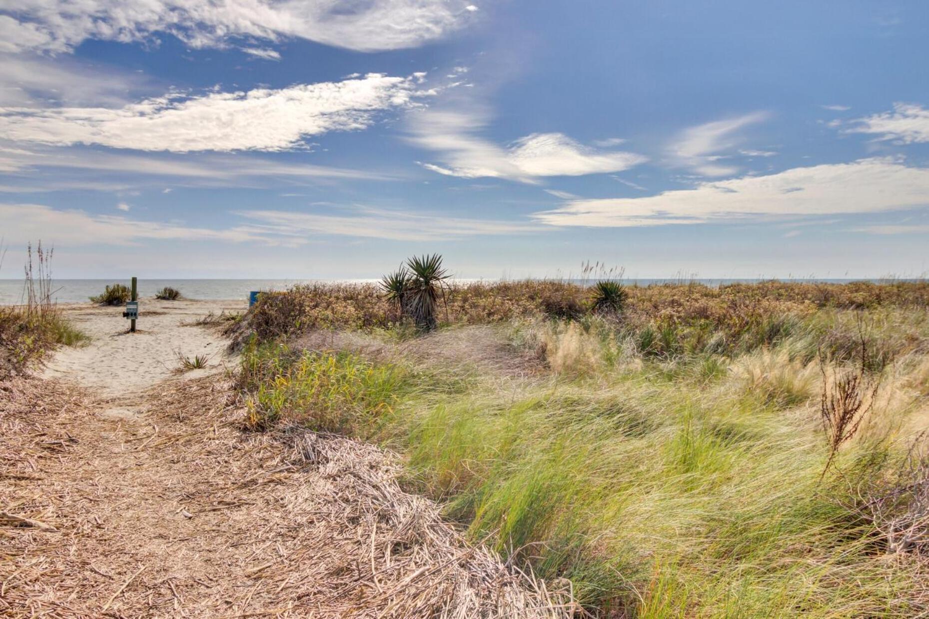 10 Sandcrab Court by AvantStay Beautiful Home w Deck Walk to the Beach