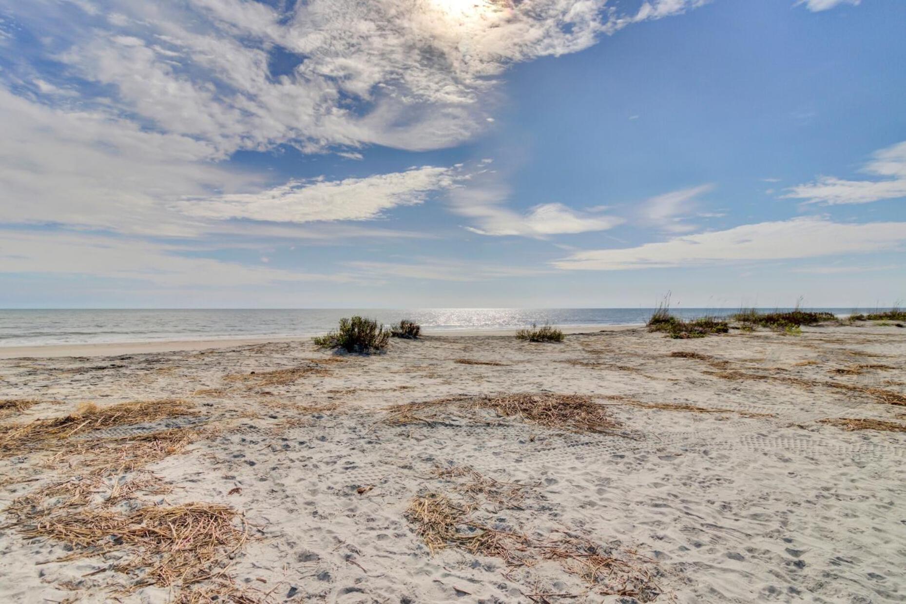 10 Sandcrab Court by AvantStay Beautiful Home w Deck Walk to the Beach
