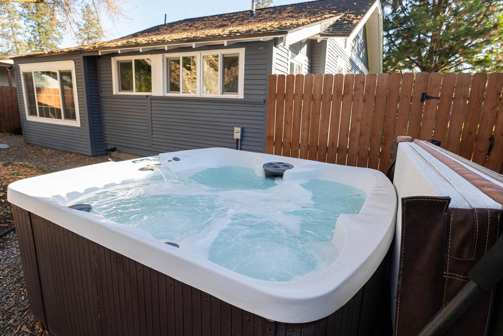 Charming Cozy Cottage with Hot Tub, photo 7