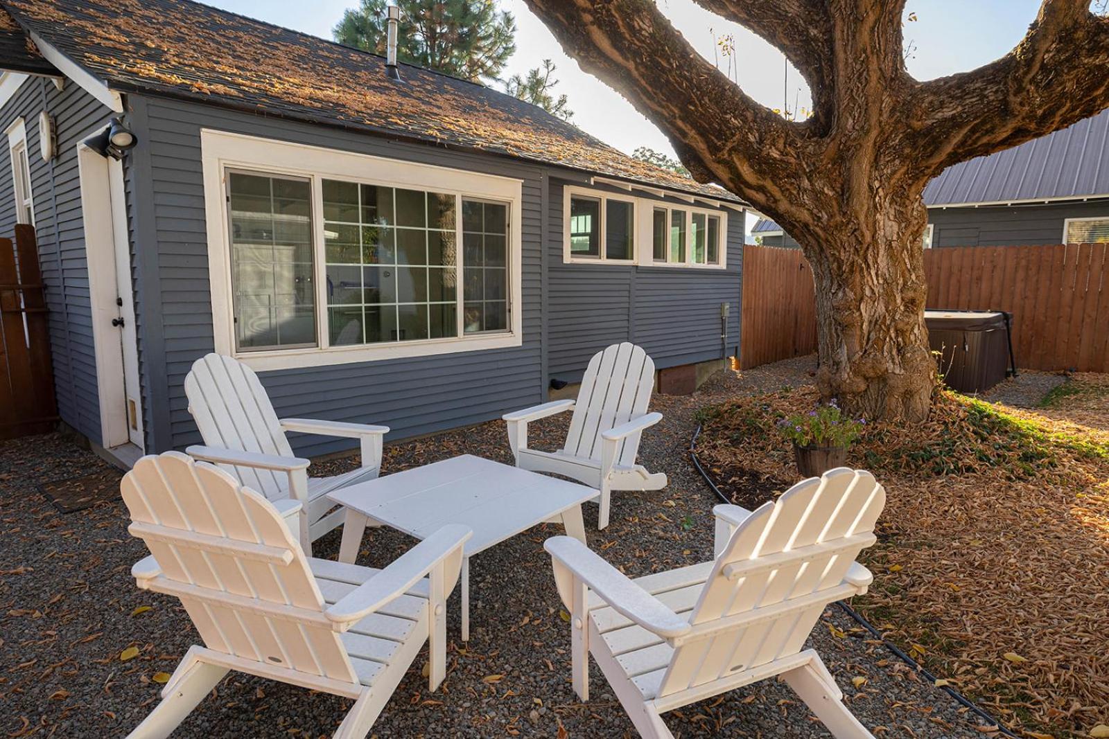 Charming Cozy Cottage with Hot Tub, photo 26