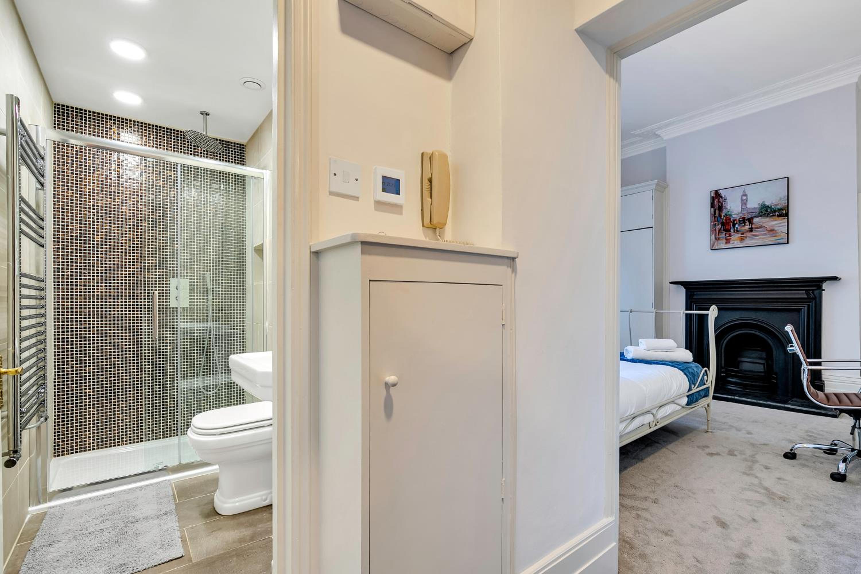 Flat in Victoria London