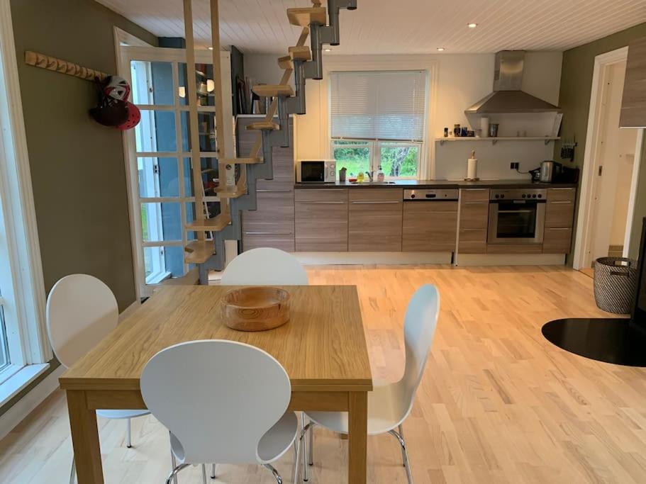Modern 2 bedroom cottage close to airport and town - sleeps 8 view 2