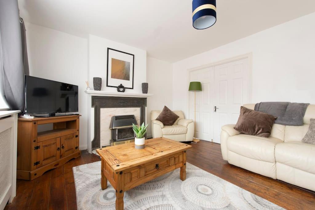 Chingford Work & Relocation, Long Stay, Parking view 2
