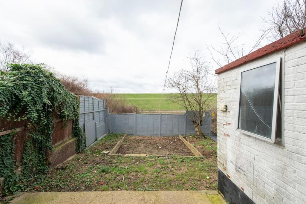 Chingford Work & Relocation, Long Stay, Parking view 4
